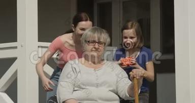 为祖母、爱家、女儿和孙女惊喜，为坐在户外微笑的<strong>老奶奶</strong>隐藏和送礼物